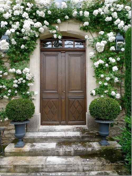 Smart Ways To Decorate Your Front Door With Flowers